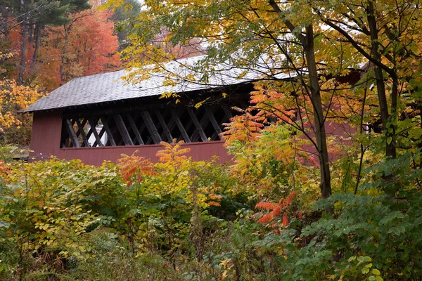 カラフルな紅葉に囲まれた美しいバーモント州の屋根付きの橋 — ストック写真