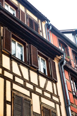 Strasbourg Fransa 'sında görülen yarı ahşap binalardaki güzel eski mimari örnekleri