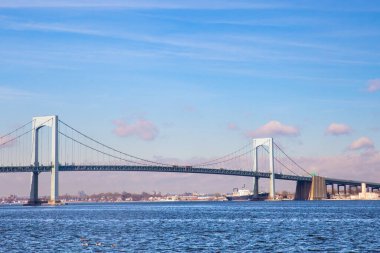 Throgs Neck Köprüsü ve Long Island Sound New York 'ta Bayside Queens' ten Bronx 'a doğru görüldü.