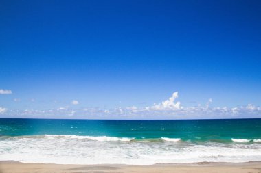 Porto Riko 'nun kuzey kıyısı boyunca güzel bir deniz manzarası.