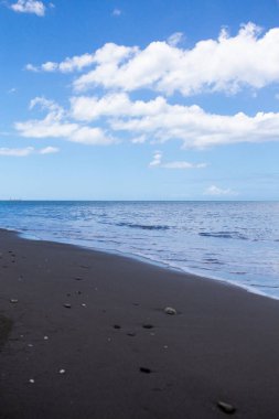 Porto Riko kıyı şeridindeki güzel siyah kumsal ve okyanus