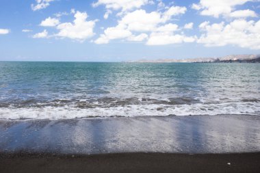 Porto Riko kıyı şeridindeki güzel siyah kumsal ve okyanus