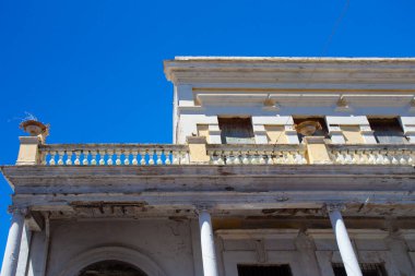 Tipik Karayip mimarisi ile bakımsız bir bina 