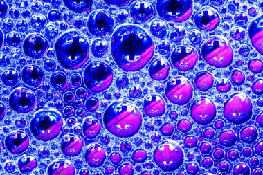 Su kabarcıkları ve sıvıların aşırı yakın çekim makro fotoğrafçılığı 