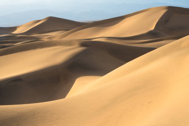 Ölüm Vadisi Ulusal Parkı, Kaliforniya 'da gün batımında güzel kum tepeleri manzarası