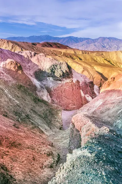 Güzel rengarenk Ölüm Vadisi Milli Parkı Dağlarla seyahat görüntüsü
