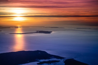 Long Island New York üzerindeki hava manzarası Büyük Güney Körfezi üzerinde renkli günbatımı