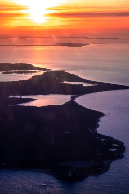 Long Island New York üzerindeki hava manzarası Büyük Güney Körfezi üzerinde renkli günbatımı