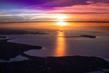 Long Island New York üzerindeki hava manzarası Büyük Güney Körfezi üzerinde renkli günbatımı