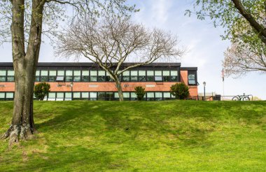 Tipik bir Amerikan okul binasının dış görünüşü