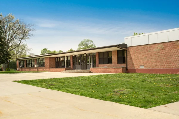 典型的なアメリカの学校の建物の外観ビュー — ストック写真
