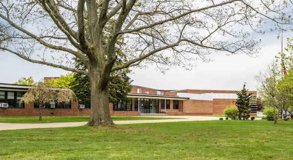 典型的なアメリカの学校の建物の外観ビュー — ストック写真