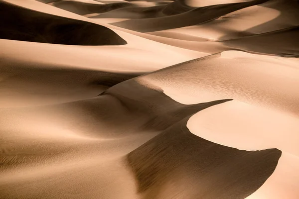 从加利福尼亚死谷国家公园看到的带波纹的沙丘模式和波纹 — 图库照片