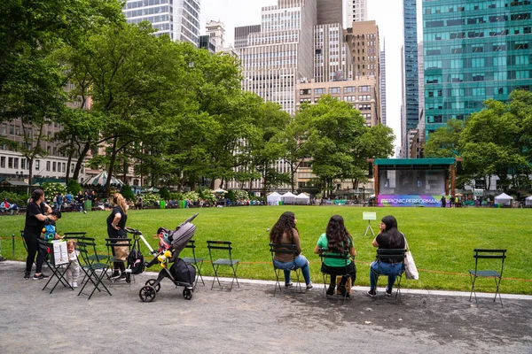 2021年6月12日 纽约市 星期六下午 曼哈顿市中心历史性的布莱恩特公园 Bryant Park 的场景 背景是游客和活动舞台 — 图库照片