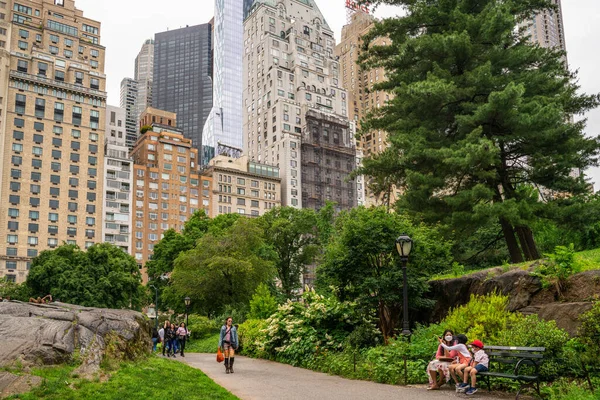 ニューヨーク市 2021年6月12日 訪問者とリラックスして土曜日の午後にマンハッタンのセントラルパークの景色 — ストック写真