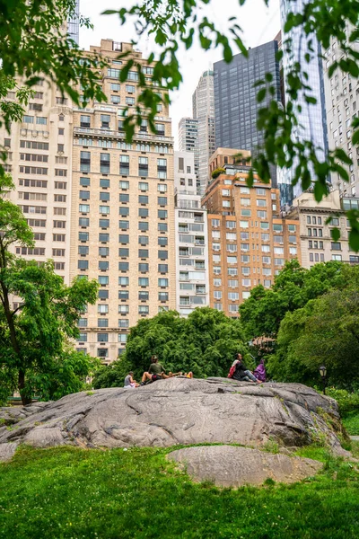 2021年6月12日 纽约市 一个星期六下午 曼哈顿中央公园的景观 人们可以参观和放松 — 图库照片