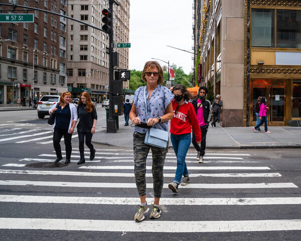 Нью-Йорк - 12 июня 2021: Вид Центрального парка в Манхэттене в субботу днем с людьми, посещающими и расслабляющими. 