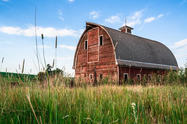 田舎の農場風景の中に放棄された古い木製の赤い納屋 — ストック写真