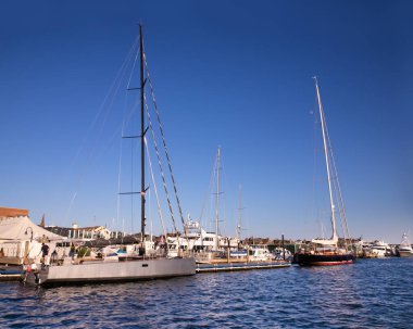 Newport, Rhode Island - 29 Temmuz 2020: Güneşli bir günde Newport Rhode Island limanındaki lüks tekneler