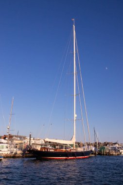 Newport, Rhode Island - 29 Temmuz 2020: Güneşli bir günde Newport Rhode Island limanındaki lüks tekneler