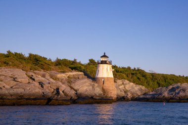 Güneşli bir günde Newport Rhode Island sahilinin güzel Castle Hill deniz feneri