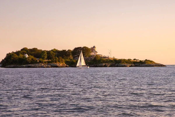 ロードアイランド州ニューポート 2020年7月29日 ニューポート ロードアイランド州の海岸沿いの水から見た歴史的なキャッスル インの眺め — ストック写真