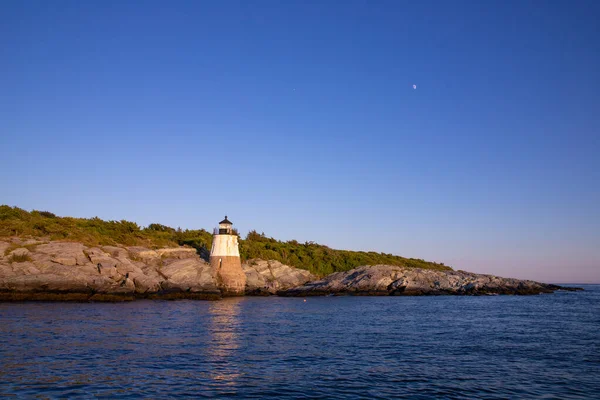 晴れた日にニューポート ロードアイランドの海岸の美しい城の丘灯台 — ストック写真
