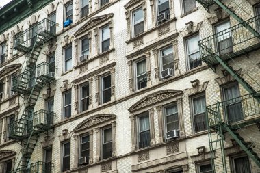 Pencereleri ve yangın merdivenleri olan bina New York City Manhattan 'da.