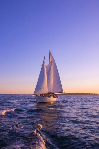 2020年7月29日 ニューポート ロードアイランド州の海岸に沿ってカラフルな日没の空の下で帆船が帆 — ストック写真