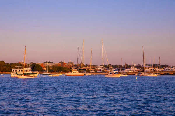 ロードアイランド州ニューポート 2020年7月29日 ボートや海岸の家が見えるニューポートロードアイランド州の日没の空の海岸 — ストック写真