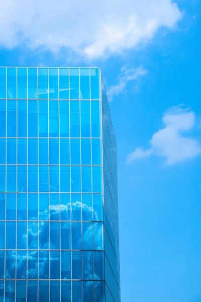 Modernes Bürogebäude Aus Glas Mit Blauem Himmel Und Wolken Fensterspiegelung — Stockfoto