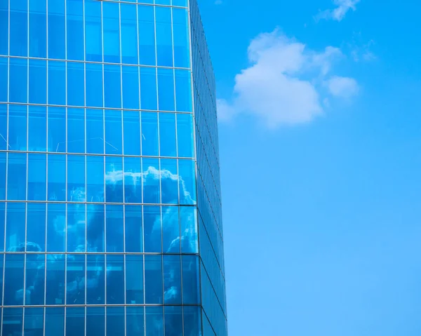 Moderno Edificio Oficinas Vidrio Con Cielo Azul Nubes Reflejo Ventana — Foto de Stock