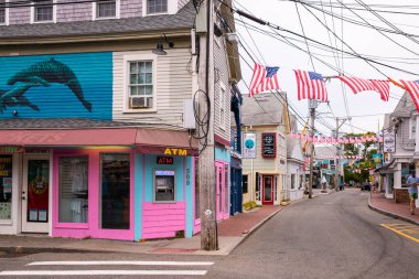 Provincetown, Massachusetts, ABD - 30 Temmuz 2020: Provincetown 'da sokak sahnesi, MA tarihi turizm bölgesinde Cape Cod' da.