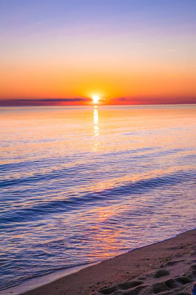 Uitzicht Vanaf Het Strand Bij Zonsondergang Met Oceaan Kleurrijke Lucht — Stockfoto