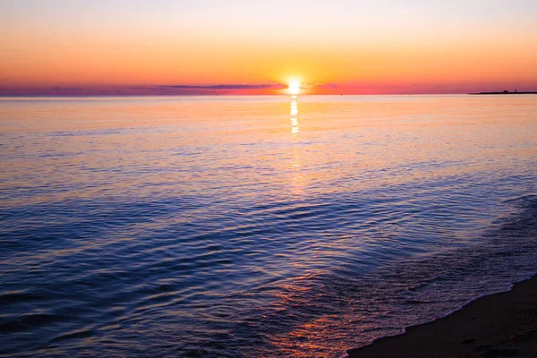 Widok Plaży Zachodzie Słońca Oceanem Kolorowe Niebo Morze — Zdjęcie stockowe