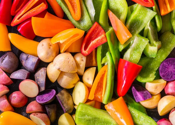 Színes Megjelenítése Különböző Nyers Vágott Zöldségek Recept — Stock Fotó