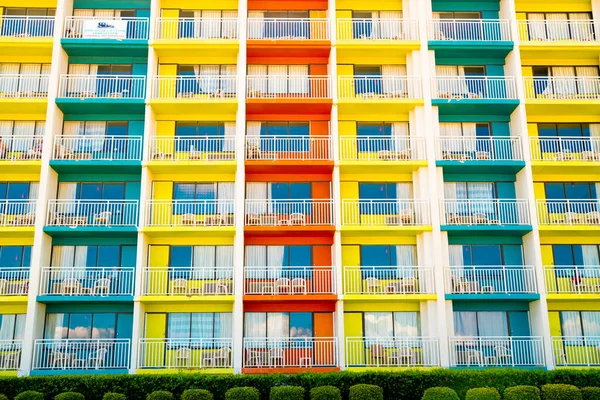 Architektonický Obraz Barevné Budovy Balkony Okny — Stock fotografie