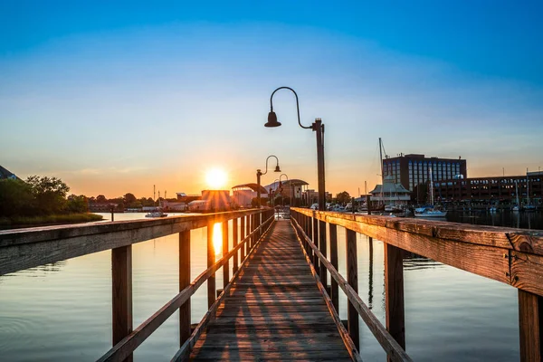 Hampton Virginia Şehir Merkezi Rıhtım Bölgesi Gün Batımında Renkli Gökyüzünün — Stok fotoğraf