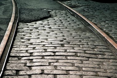 Tren rayları ve Arnavut kaldırımı