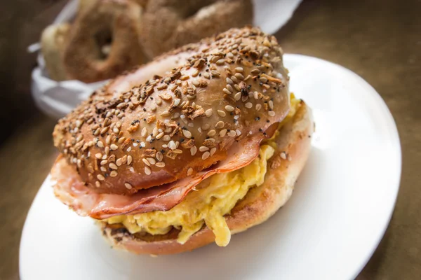 Breakfast bagel sandwich — Stock Photo, Image