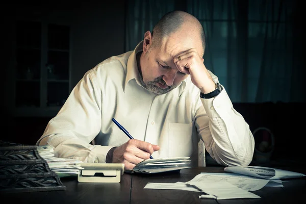 Homem com Finanças — Fotografia de Stock