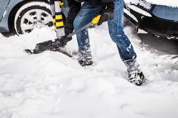 Shoveling snow — Stock Photo, Image