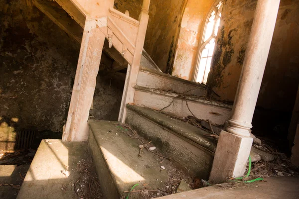 Rozbité schody kostela zřícenina — Stock fotografie