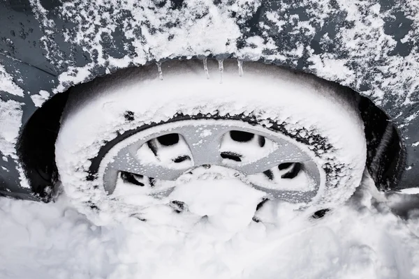 Bil i snö — Stockfoto