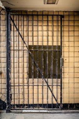 Metro giriş kapısı