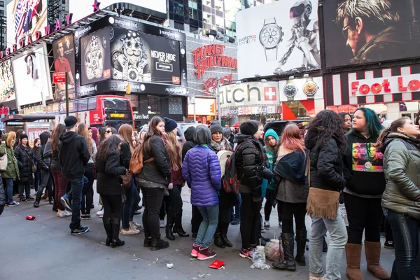 Concert Fans Times Square NYC — Stock Photo, Image