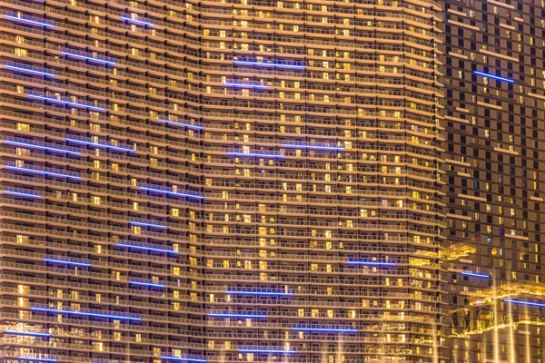 Bâtiment moderne la nuit — Photo