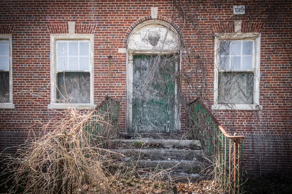 Edificio de apartamentos abandonado — Foto de Stock