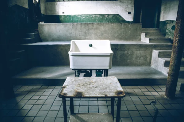 Vieux lavabo de l'hôpital — Photo