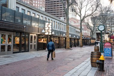 Boston, Massachusetts - 5 Aralık 2025: Tarihi Boston 'da Quincy Market, Faneuil Hall' da Noel tatilinde görüldü..